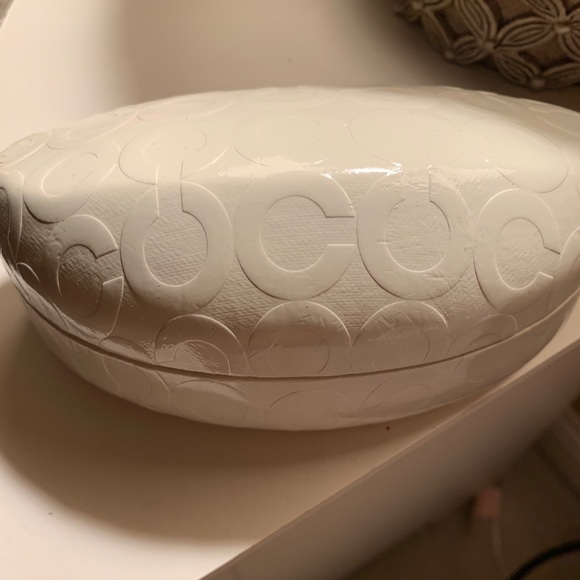 Coach Sunglasses and Case Included - Picture 2 of 3